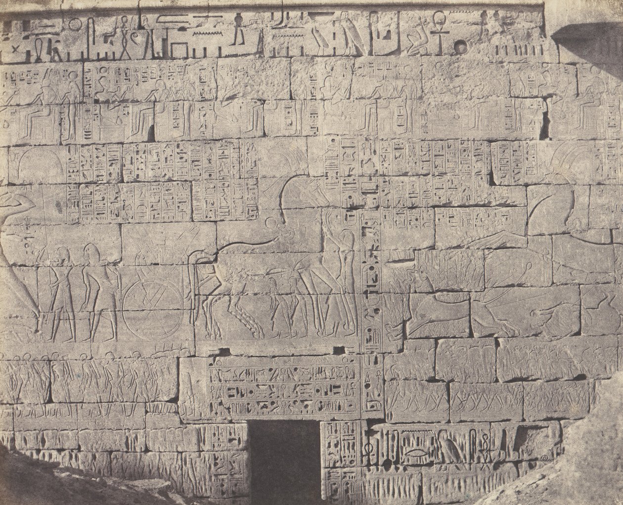 Medinet-Abou Thebes, Constructions Posteriores - Fragment de Sculpt..., 1851-52, 1853-54 basılmış. by Félix Teynard