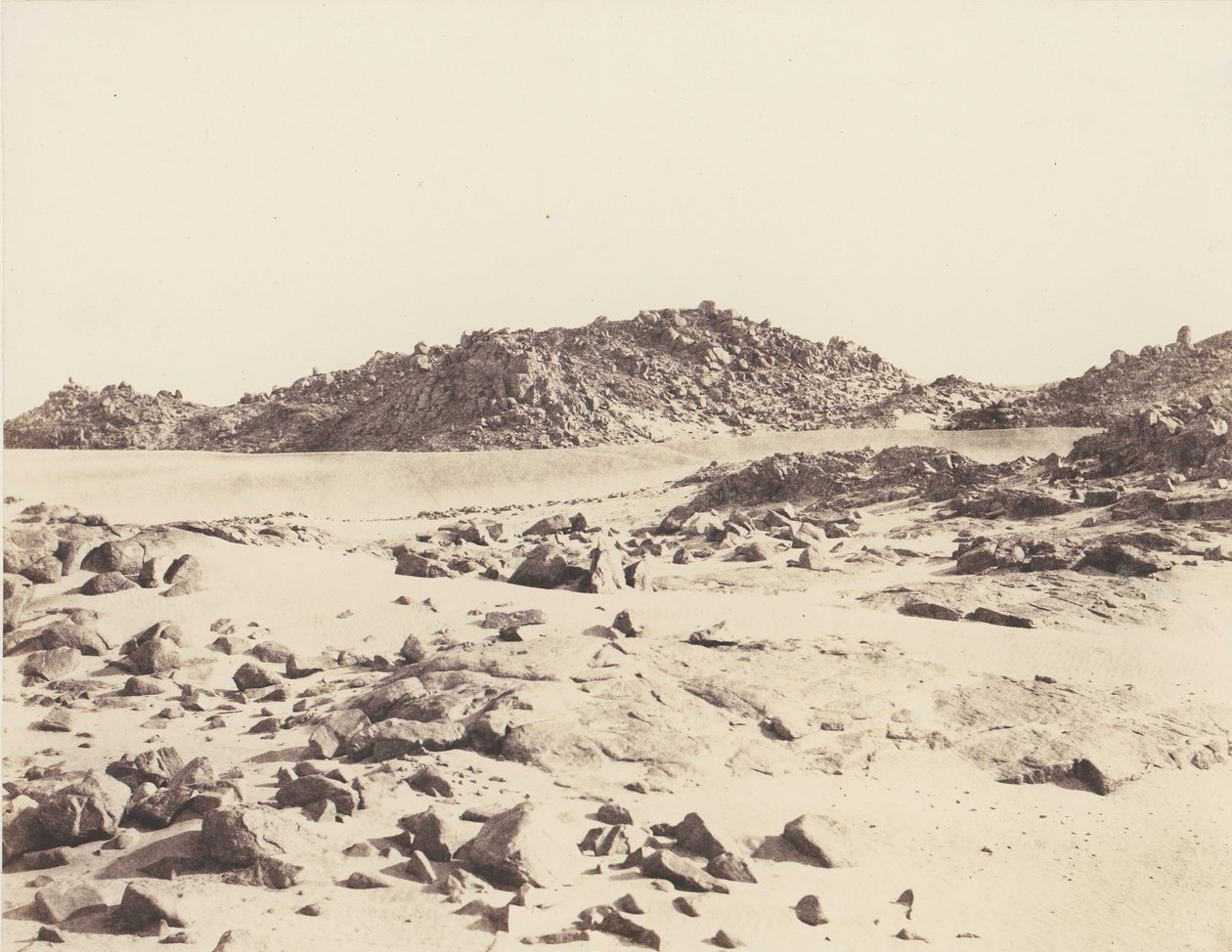 Birinci Katarakt, Kumlarla Kaplı Granit Dağları, 1851-52, 1853-54 basılmış. by Félix Teynard