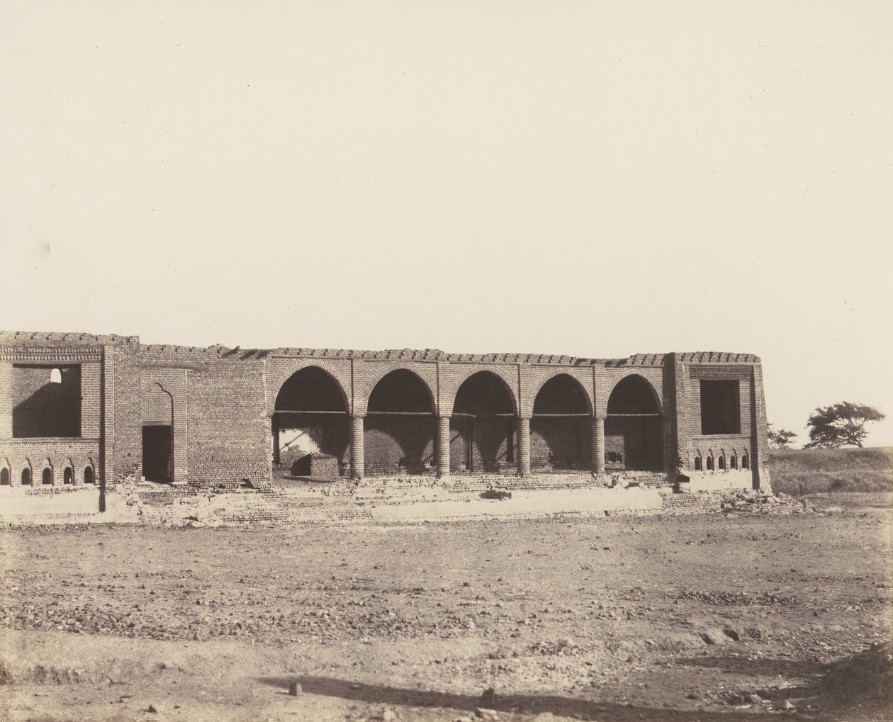 Syout, Harabelerde Kervansaray, 1851-52, 1853-54 basılmış. by Félix Teynard
