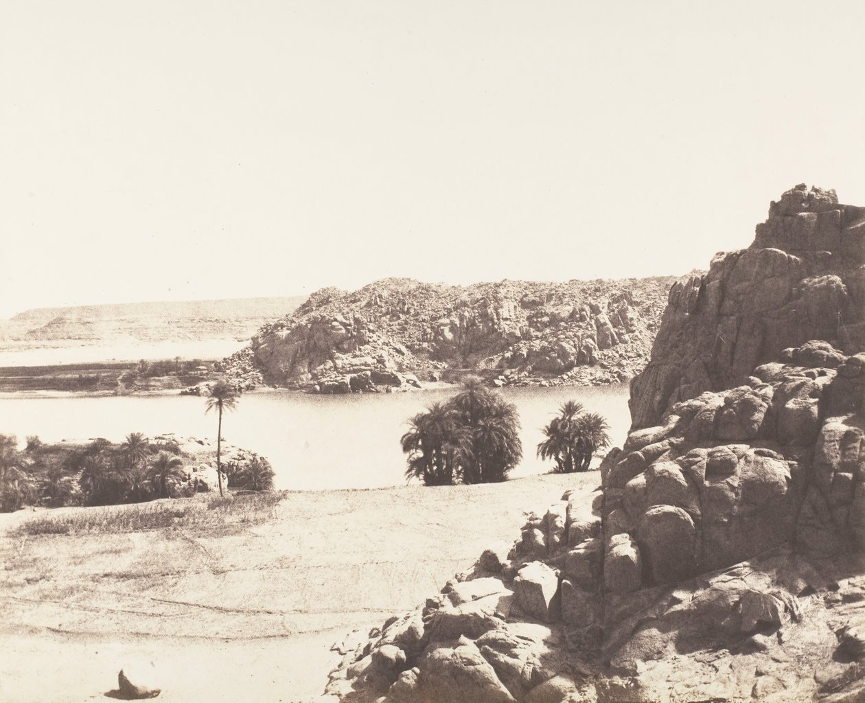 Tâfah, Nil Kıyısında Granit Kayalar, 1851-52, 1853-54 basılmış. by Félix Teynard