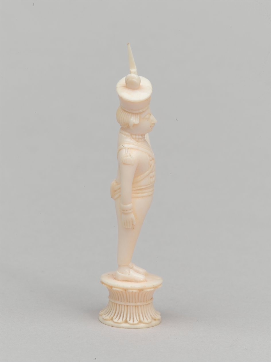 Beyaz piyon, satranç taşı, Hindistan, 1820 dolaylarında by Flora Macdonald Reid