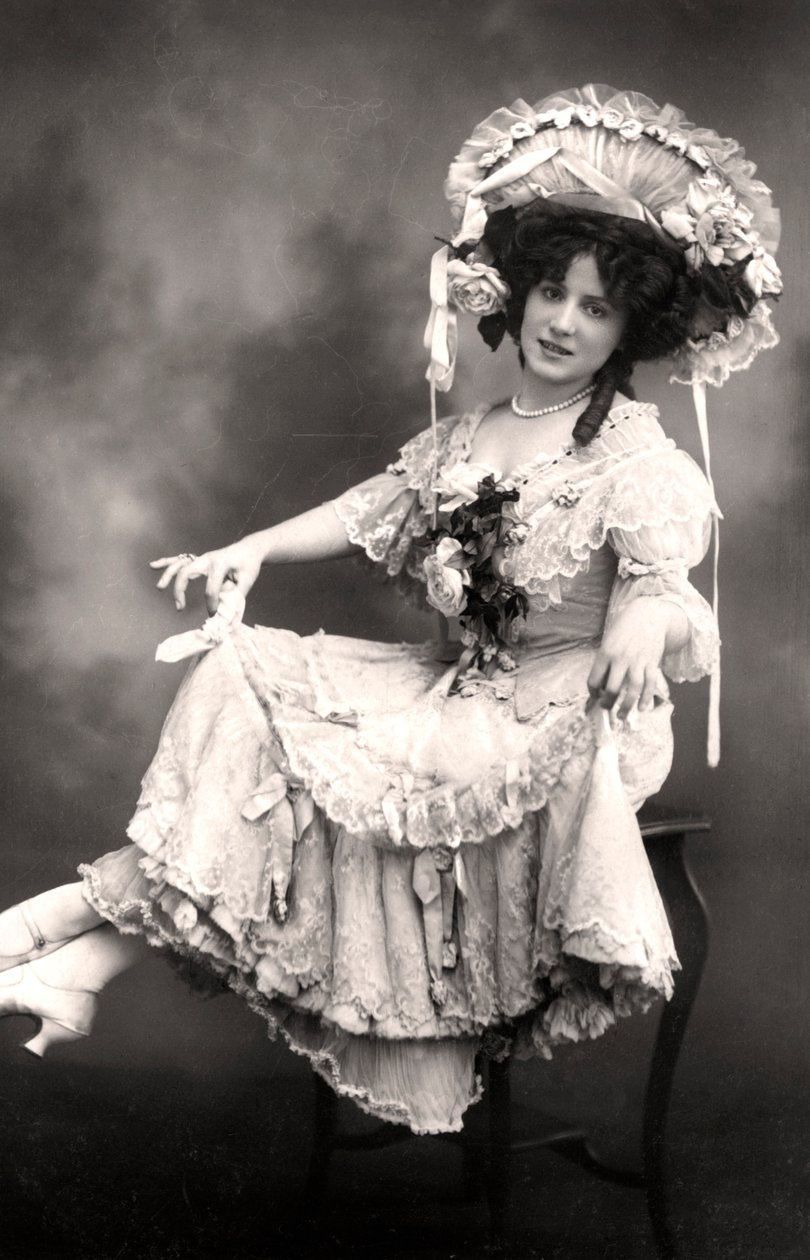 Fanny Dango 1878-1972, şarkıcı ve dansçı, 20. yüzyılın başlarında. by Foulsham and Banfield