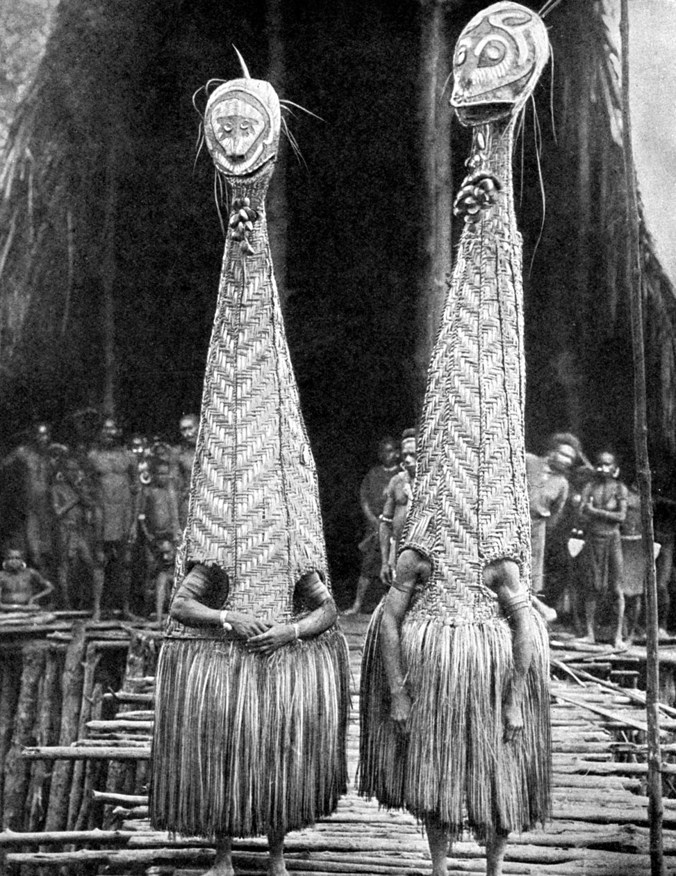 Güzellik yardımcısı olarak giyilen goblin maskeleri ve siperlikleri, Papua, Yeni Gine, 1936. by Fox Photos
