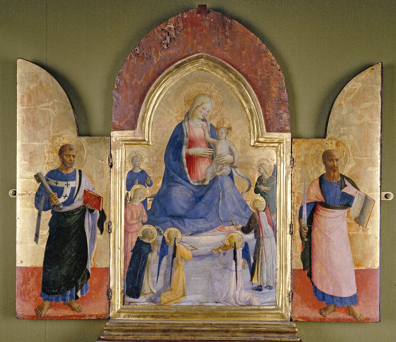 Melekler ve Dominik Azizleri ile Bakire ve Çocuk, St Peter (solda) ve St Paul (sağda) (panelde tempera ve yaldız) by Fra Angelico