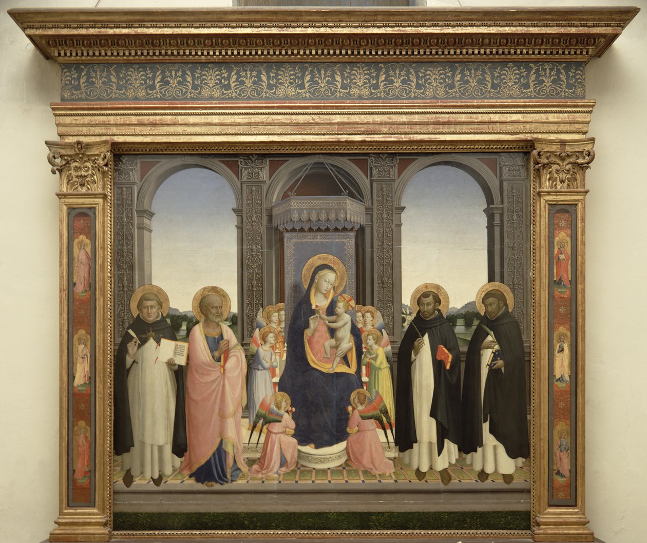 Melekler ve St. Thomas Aquinas, St. Barnabas, St. Dominic ve St. Peter Martyr ile enthroned Virgin and Child, c.1422 (panelde mizaç) (bkz. 238446 ve 43913) by Fra Angelico
