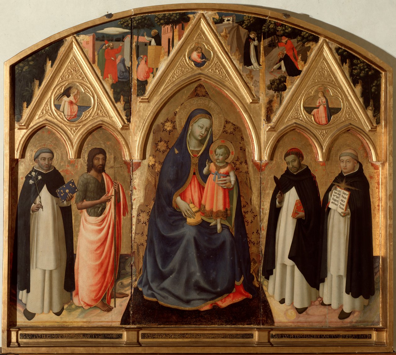 Bakire ve Çocuk, Aziz Dominika, Vaftizci Yahya, Aziz Thomas Aquinas ve Aziz Peter şehit ile çevrilidir. (Verona Aziz Peter Üç Parçalı, panelde tempera by Fra  Angelico
