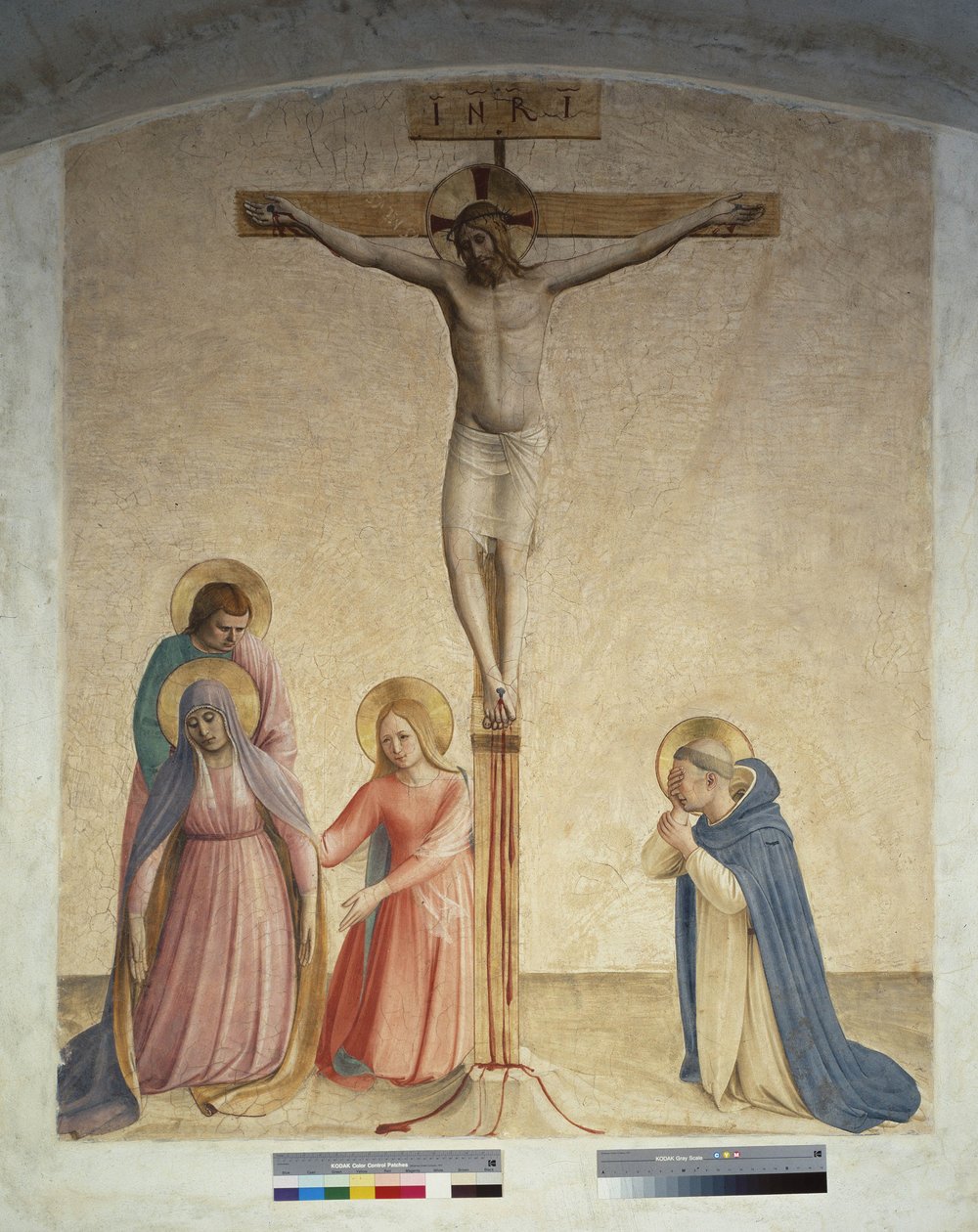 Meryem Ana azizi Dominic ile çarmıha germe. Haç üzerinde "INRI" yazısı by Fra Angelico
