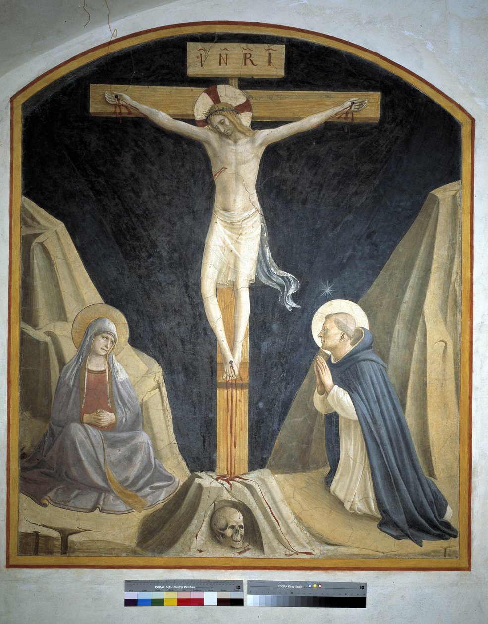 Bakire Meryem ve Aziz Dominic ile çarmıha germe. 1442 çarmıhta "INRI" yazısı by Fra Angelico