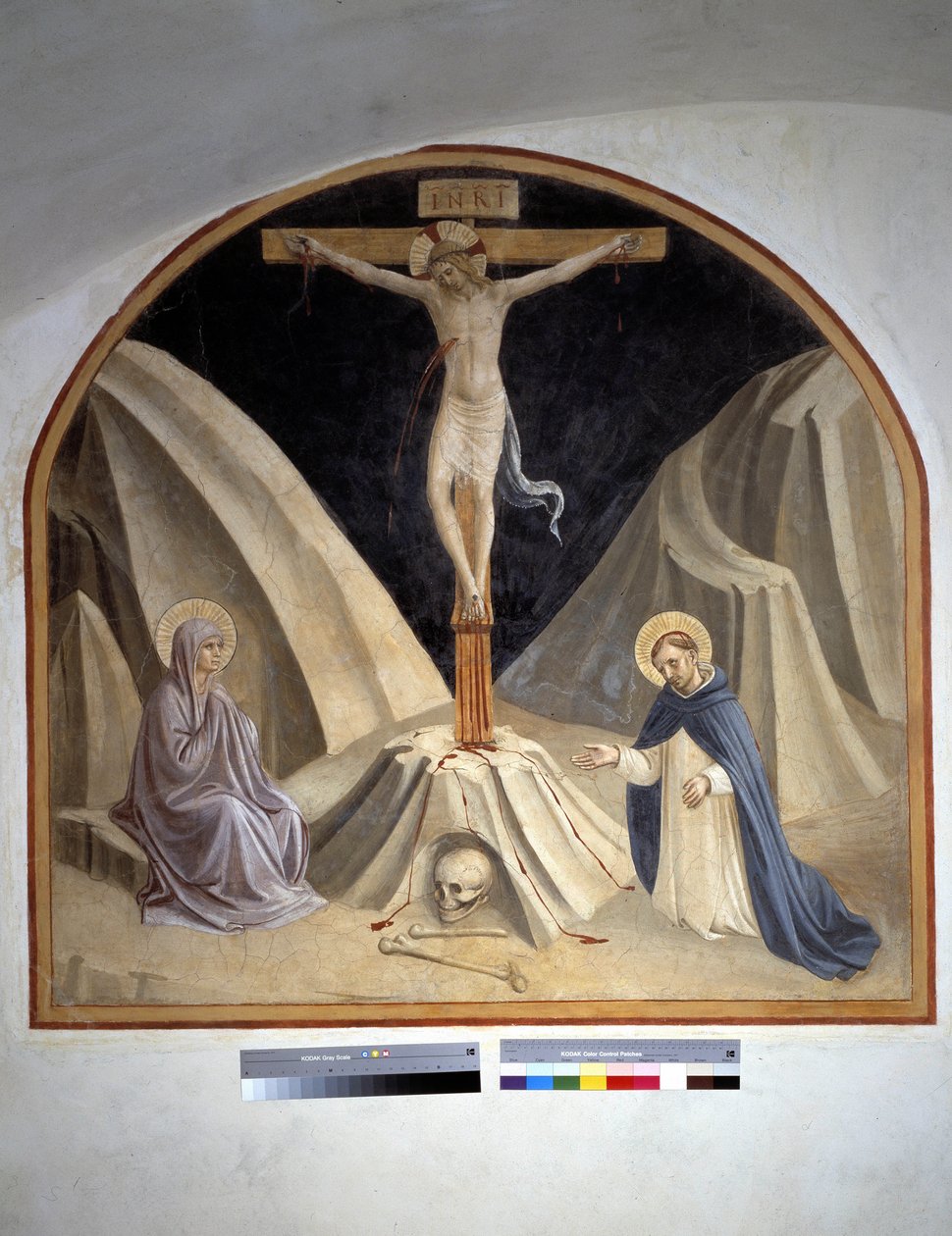 Meryem Ana ve Aziz Dominic ile çarmıha germe. 1442 çarmıhta "INRI" yazısı by Fra Angelico