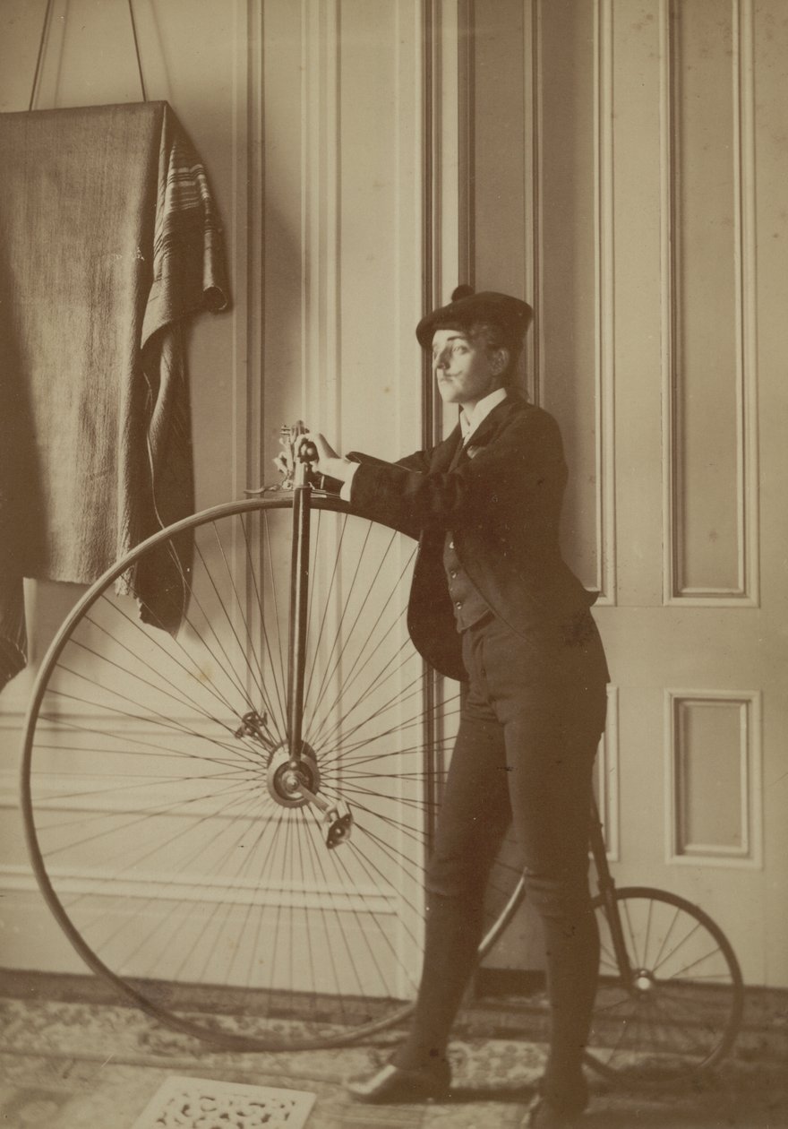 Penny Farthing Bisikletiyle evin ici 1890 dolaylar sepya foto raf