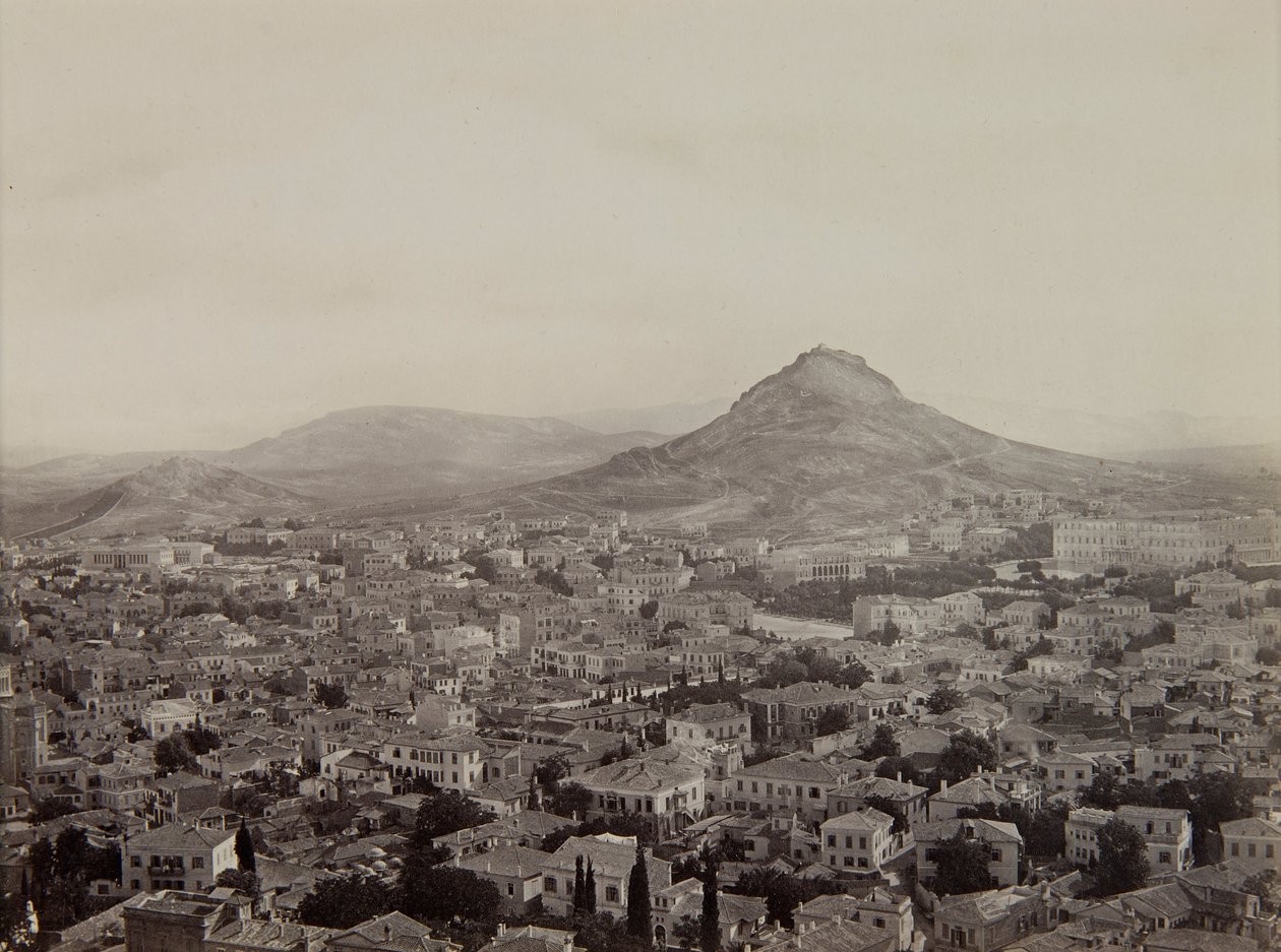 Arka planda Lycabettus Tepesi ile Akropolis