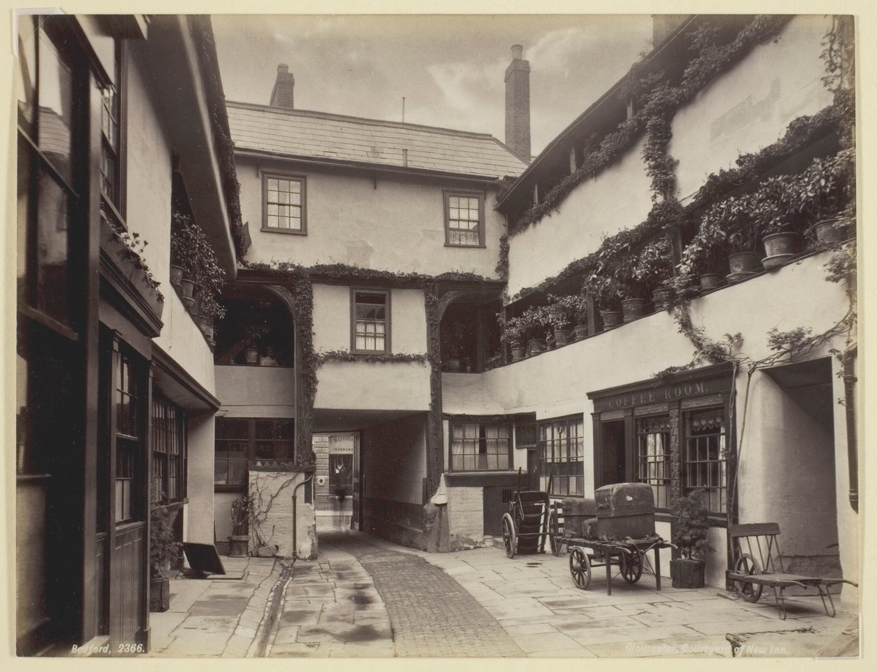 Gloucester, New Inn Avlusu by Francis Bedford