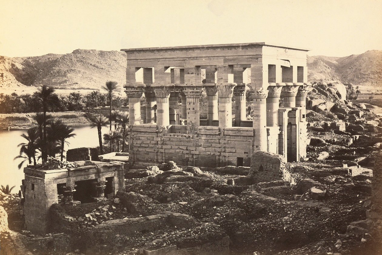 "Mısır ve Filistin": Philae anıtsal kompleksindeki Trajan pavyonu, Agilkia Adası, Assuan, Mısır çevresi by Francis Frith