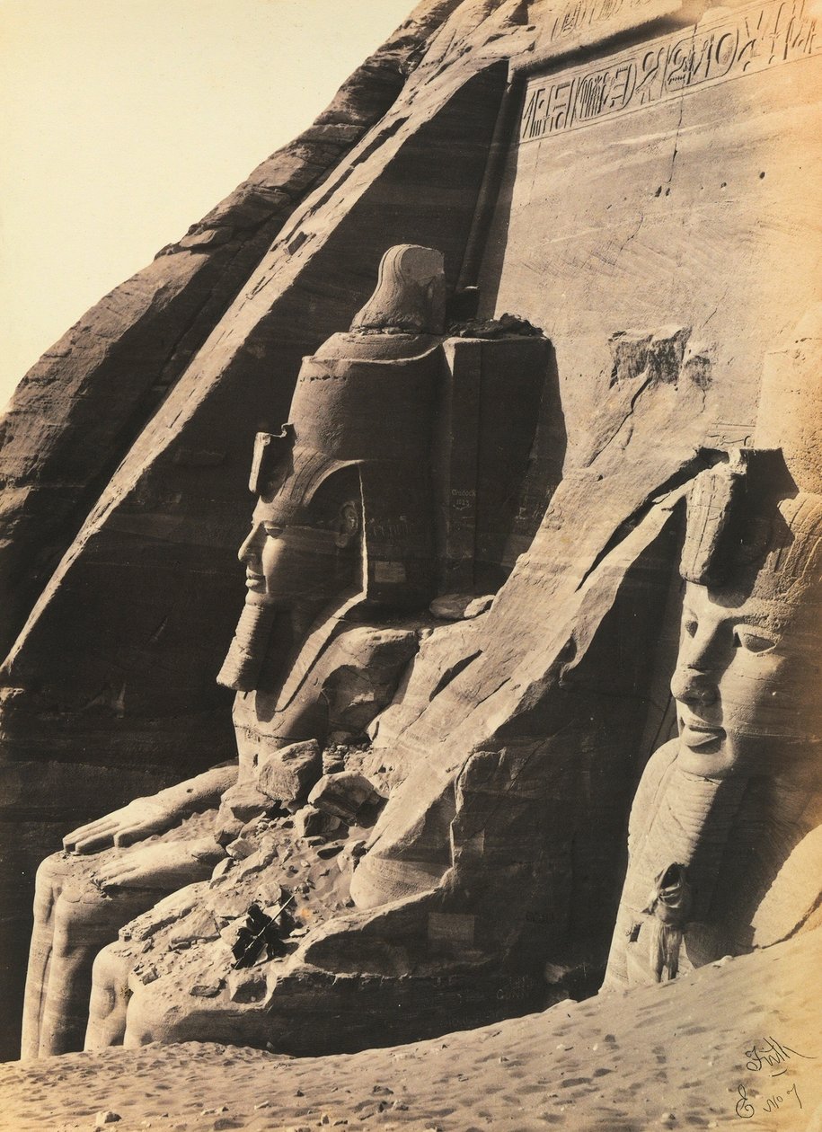 "Mısır ve Filistin": Aşağı Nubia, Mısır'daki Büyük Abu Simbel Tapınağı'nın cephesinin sol tarafında II. Ramses'in devasa heykeli by Francis Frith