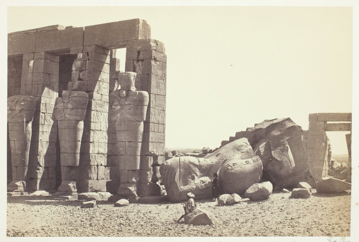 Osiride Sütunları ve Büyük Düşmüş Dev, c. 1857, 1862 basılmıştır. by Francis Frith