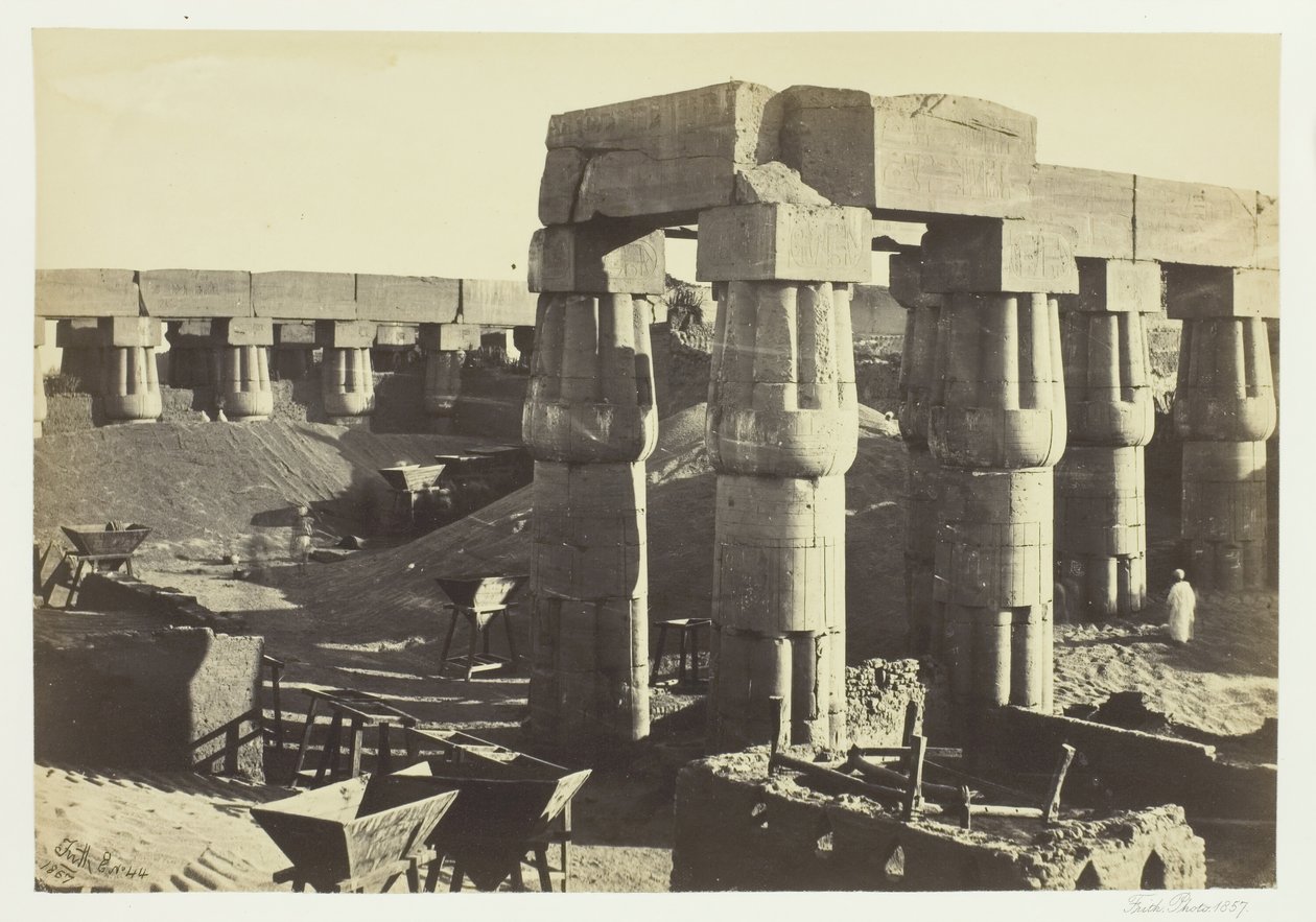 Büyük Tapınağın bir kısmı Hükümet Mağazaları, Luksor, 1857. by Francis Frith