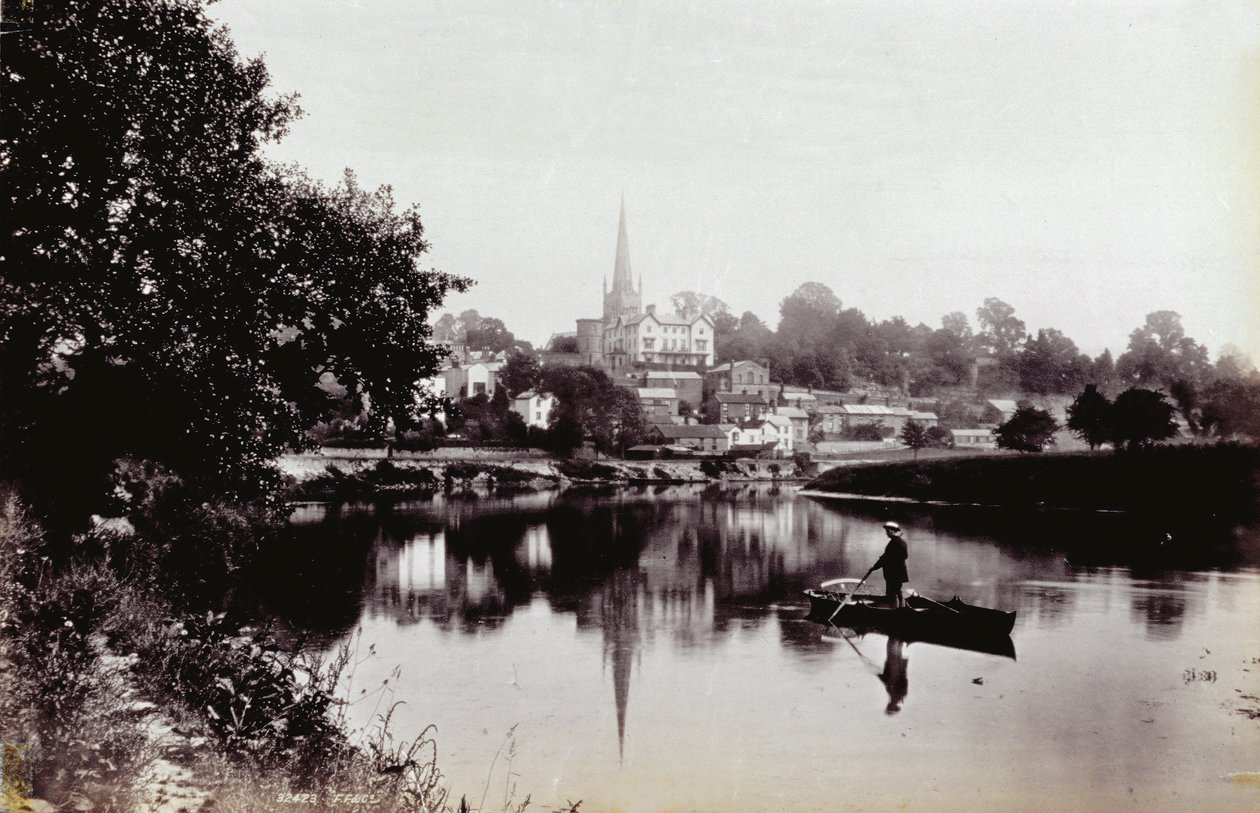 Nehrin bir kıyısından görülen Ross-On-Wye kasabası. Ön planda bir sıra teknede duran bir adam by Francis Frith