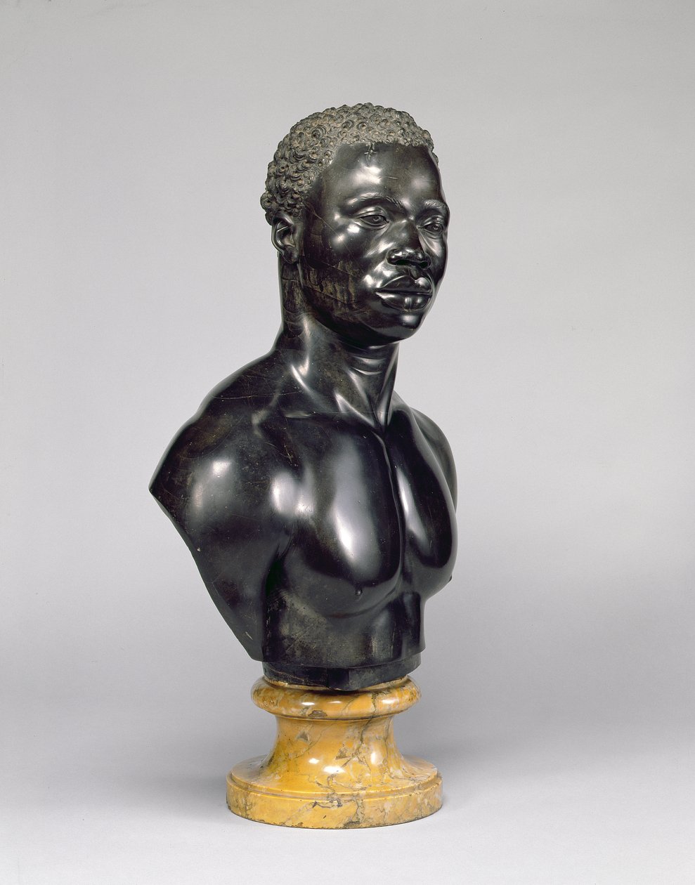 Erkek büstü, c.1758 (siyah kireçtaşı ve sarı mermer) (ayrıca bkz. 281574) by Francis Harwood