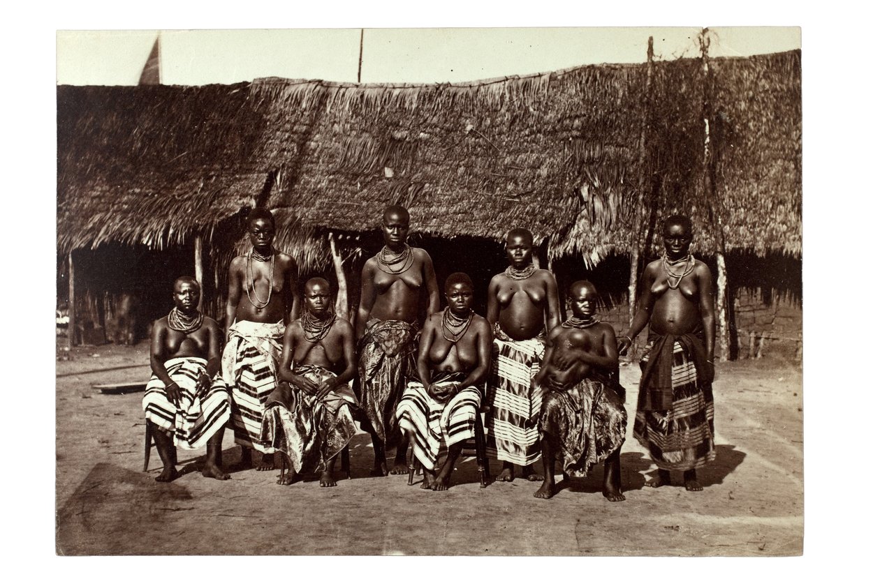King George's Wives, Opobo, Calabar yakınlarında, Nijerya, 1870 dolayları (albüm baskısı) by Francis W. Joaque