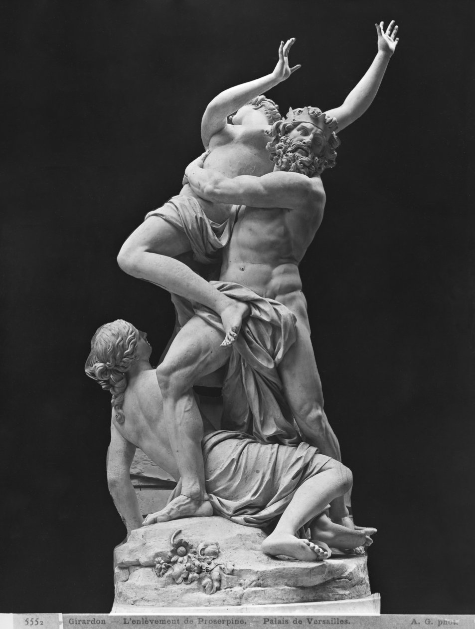 Proserpina'nın Pluto tarafından tecavüzü, yoldaşlarından biri onu geri tutarken, 1699 (mermerden alçı döküm) (ayrıca bkz. 346173) by Francois Girardon