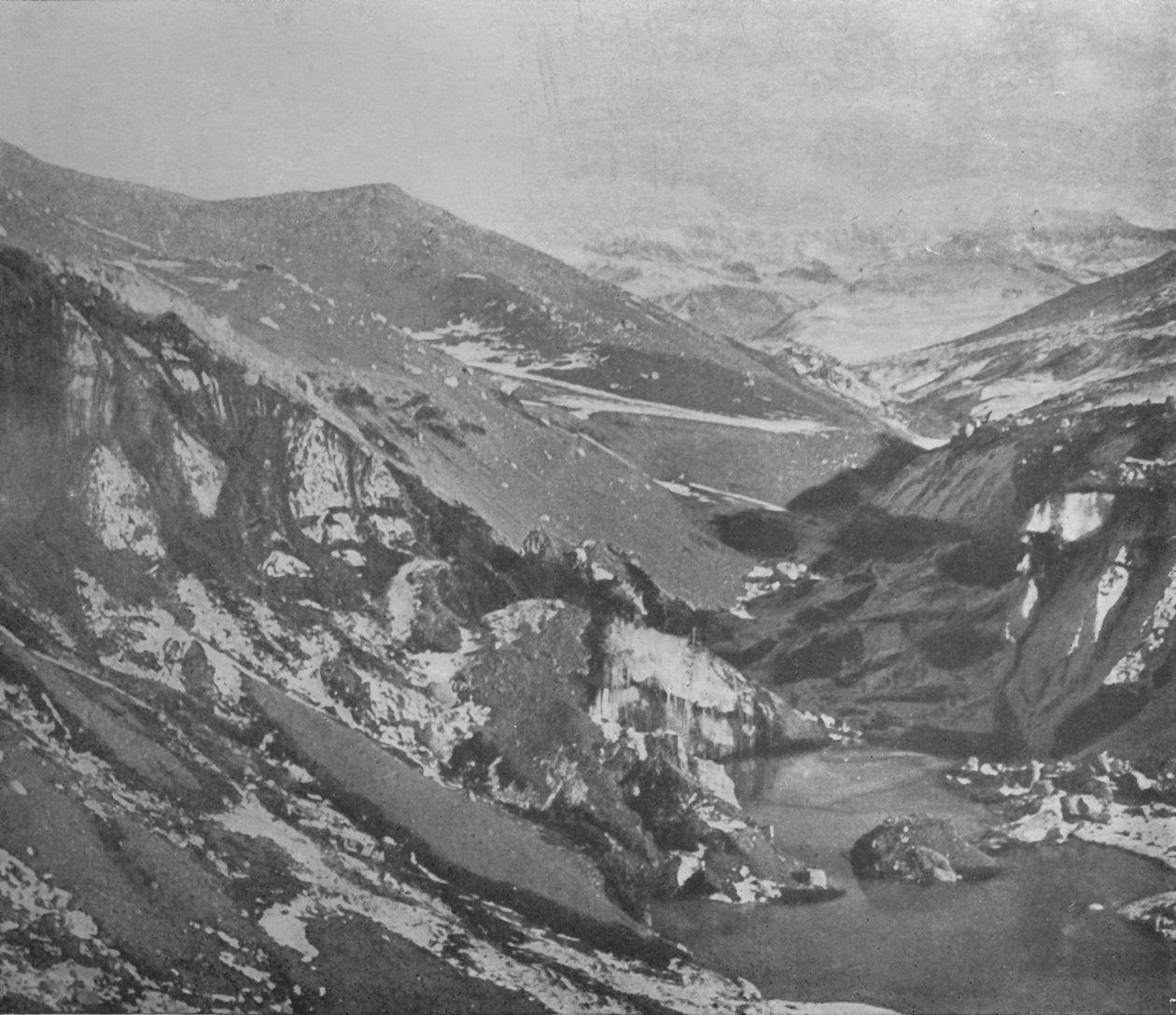 Alph Nehri Tarafından Koettlitz Buzulu Boyunca Kesilen Sarp Bir Oluk, c1911, 1913 by Frank Debenham