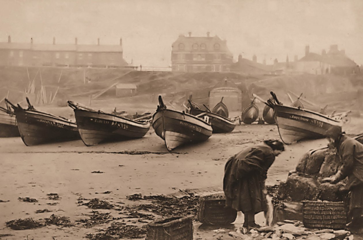 Balıkçı teknelerinden sepetlere balık yükleyen kadınlar, Whitby Harbour by Frank Meadow Sutcliffe