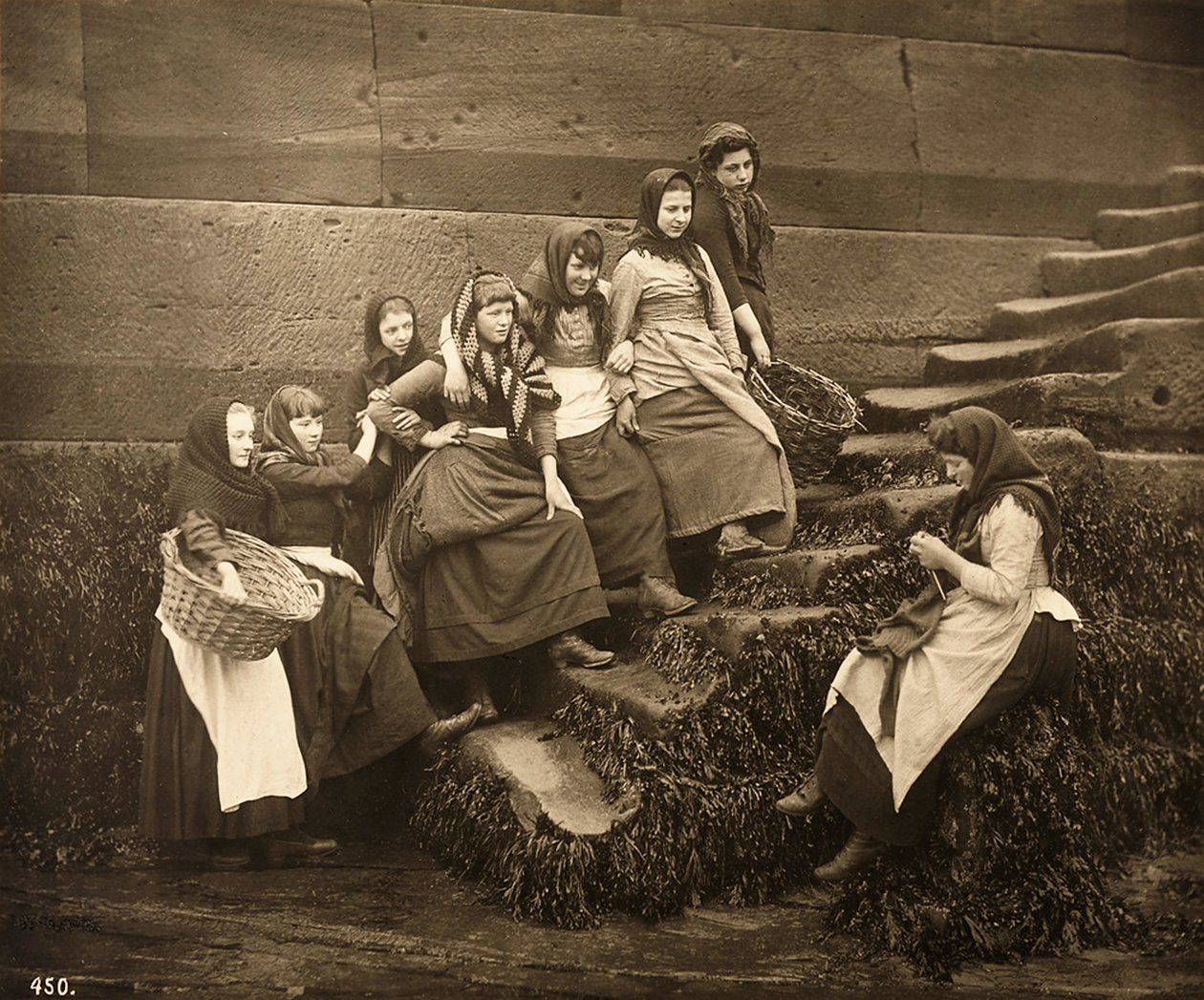 Yakalanacak günleri bekleyen kadınlar, Whitby Harbour, Kuzey Yorkshire, 1899 dolayları by Frank Meadow Sutcliffe