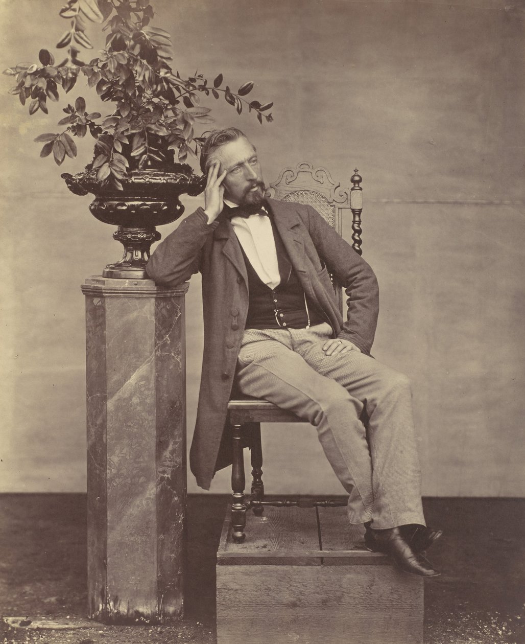[Mathias Höusermann, dirseği kaide üzerinde elinde bir çiçek vazosu ile oturuyor], 1850