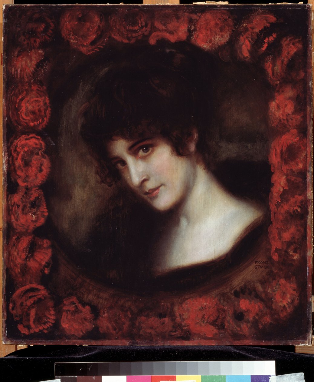 ""Bir Kadının Portresi"" (Bir Kadının Portresi) Yüzü güllerle çevrili, esmer genç bir kadın. Franz Ritter von Stuck (1863-1928) tarafından yapılan tablo 20. yüzyılın başlarında Puşkin Müzesi, Moskova by Franz von Stuck