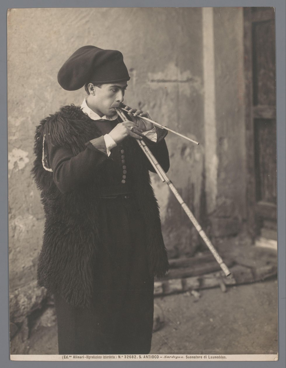 Başlıklı flütçü Suonatore di Launeddas (nesne üzerinde başlık) S. Antioco-Sardegna (nesne üzerinde seri başlığı) by Fratelli Alinari