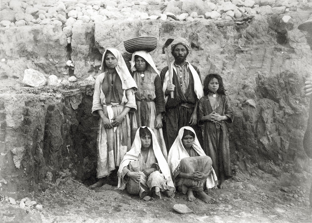Kazıda çalışan bir grup işçi, Sahil Ovası, Filistin, 1891-93 (bw fotoğraf) by Frederick J. Bliss