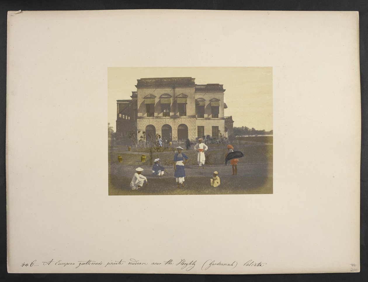 İngiliz bir beyefendinin konutu, [Garden Reach,] Kalküta, c.1851-52 (el ile renklendirilmiş fotoğraf) by Frederick Fiebig