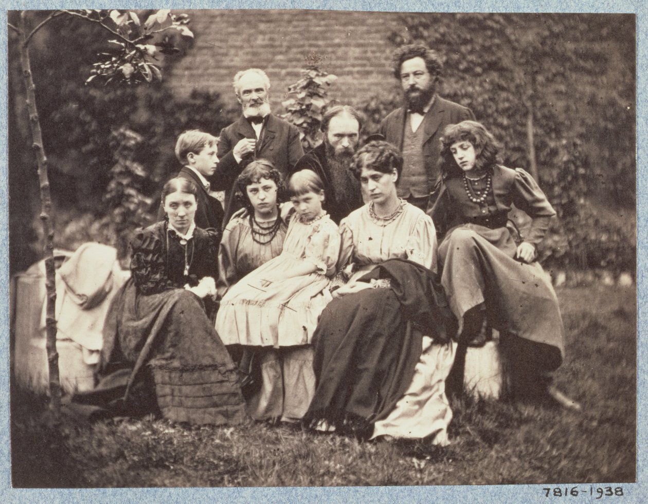 William Morris (1834-96) Sir Edward Burne-Jones (1833-98) ve Aileleri, 1874 (sepya fotoğrafı) by Frederick Hollyer