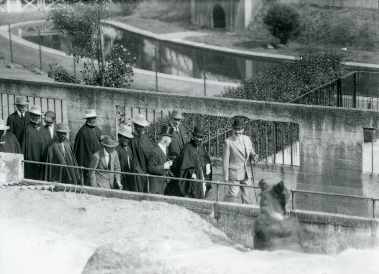 Sir Peter Chalmers Mitchell, Etiyopyalı Naip Haile Selassie ve maiyeti ile Mappin Teraslarında Boz Ayıyı seyrederken, Londra Hayvanat Bahçesi, 1924 by Frederick William Bond