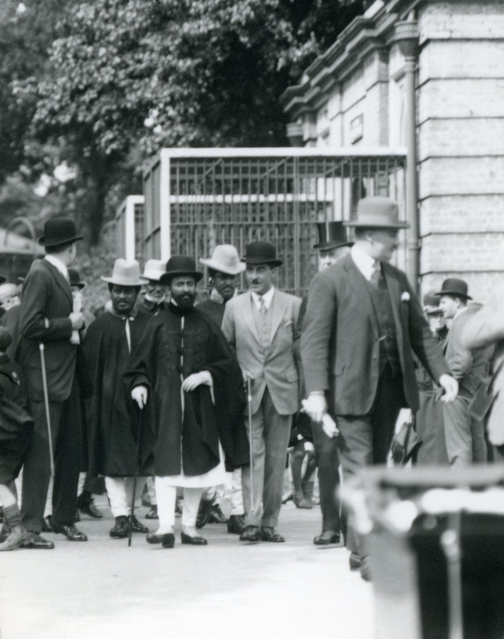 Sir Peter Chalmers Mitchell, Etiyopya Regent Haile Selassie ve maiyeti ile birlikte, Londra Hayvanat Bahçesi, 1924 by Frederick William Bond