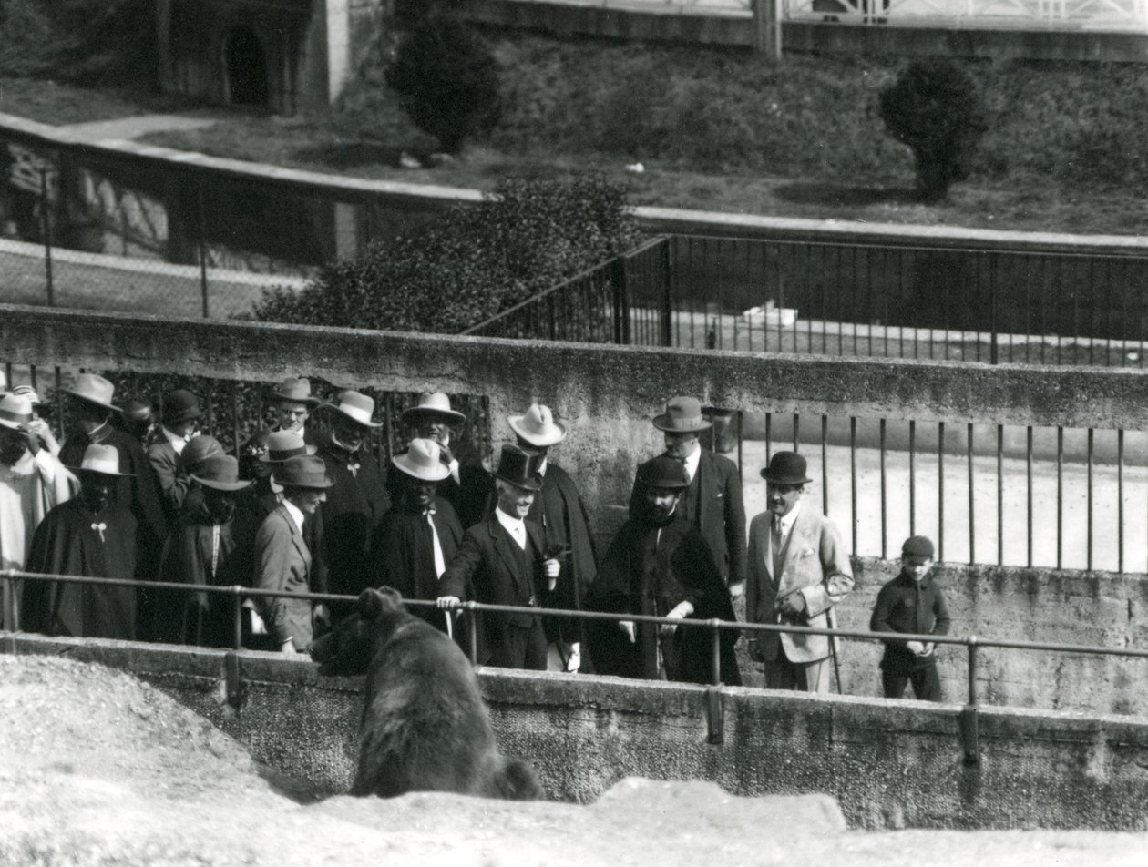 Sir Peter Chalmers Mitchell, Etiyopyalı Naip Haile Selassie ve maiyeti ile Mappin Teraslarında Boz Ayıyı seyrederken, Londra Hayvanat Bahçesi, 1924 by Frederick William Bond