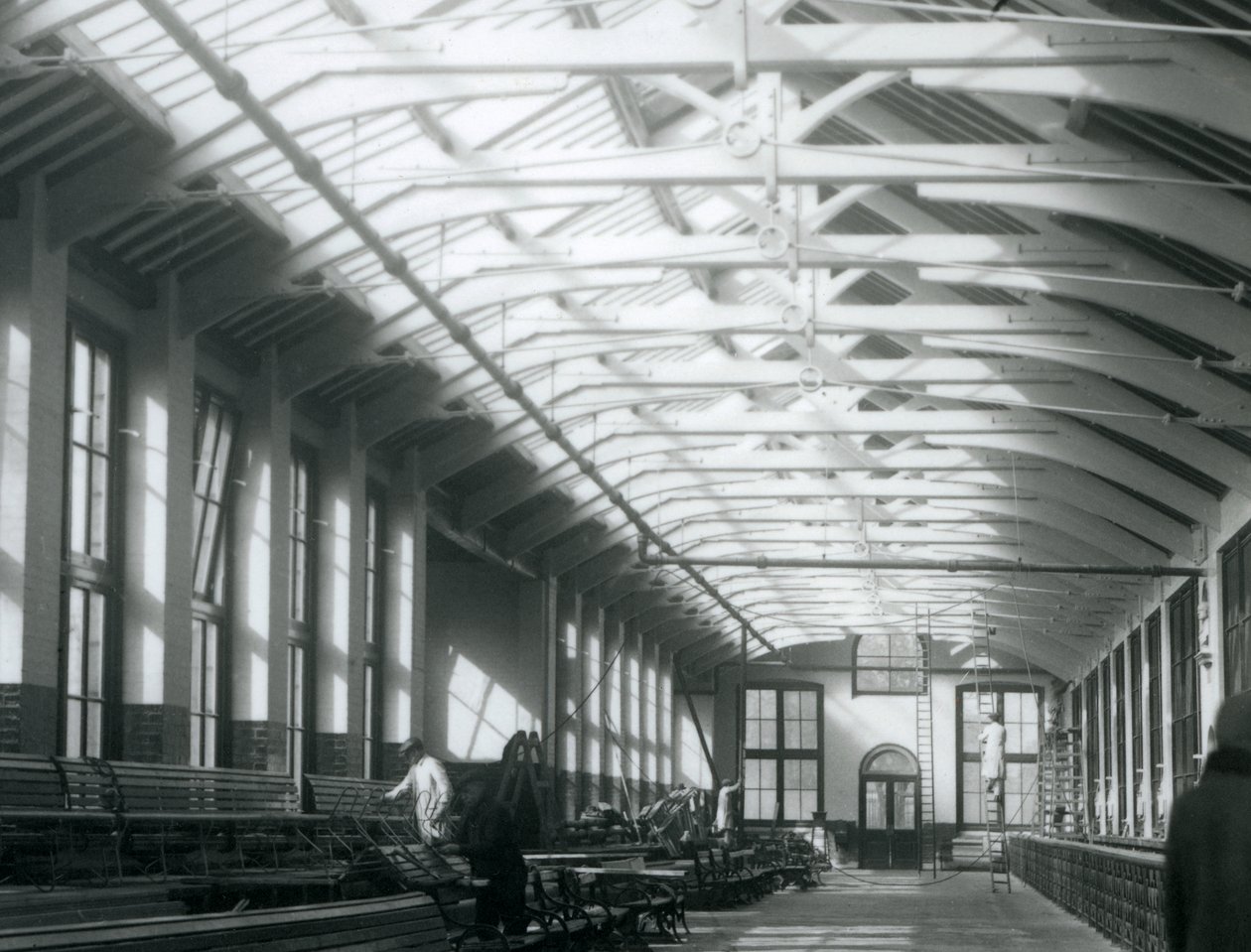 Bakımı üzerinde çalışan beş adamla Aslan Evi, Londra Hayvanat Bahçesi, 1926 by Frederick William Bond