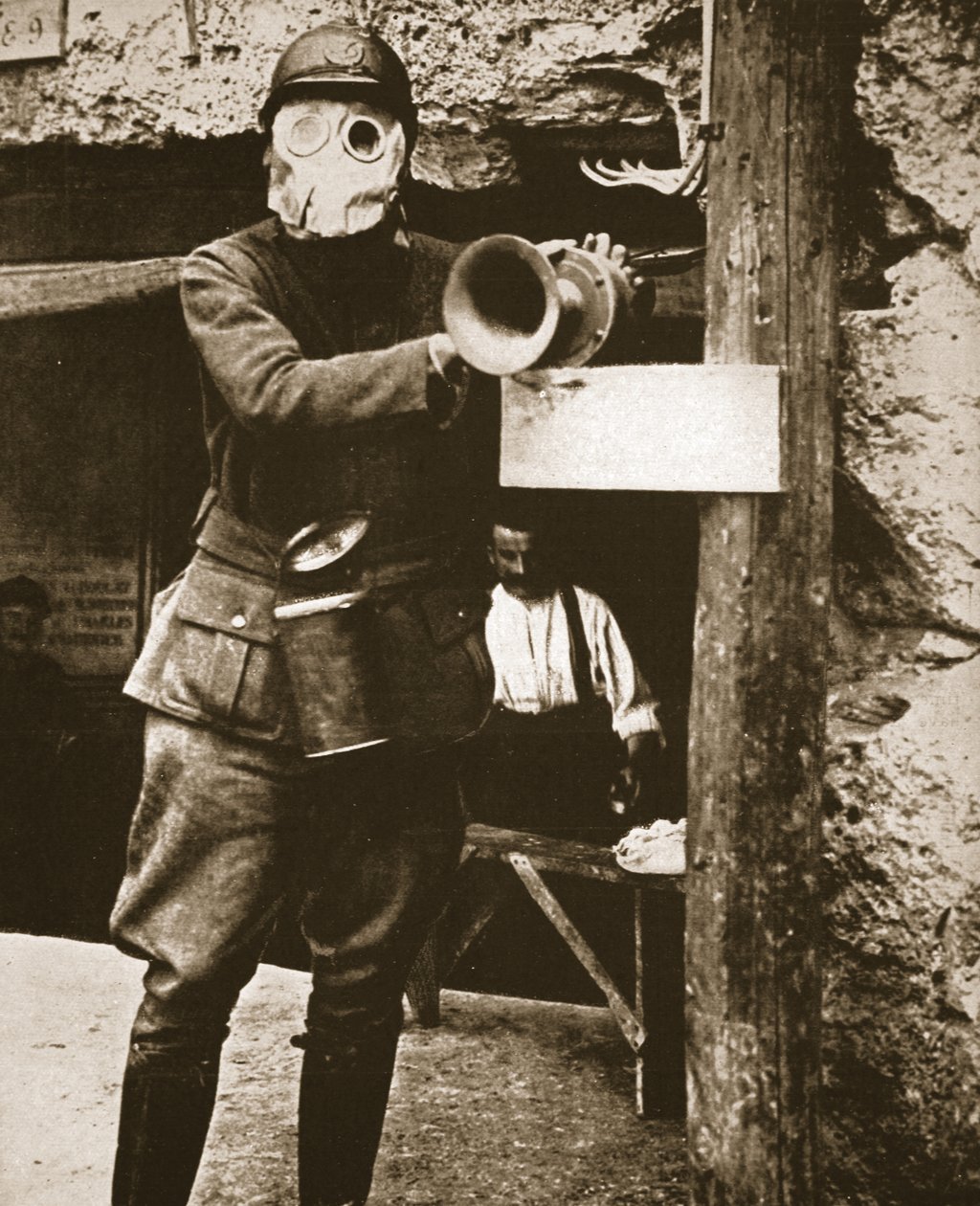 Bir Fransız siperinde Alman gaz saldırılarına karşı uyarı vermek için kullanılan bir Klaxon boynuzu, The Illustrated War News, 24 Ocak 1917 (sepya fotoğraf) by French Photographer