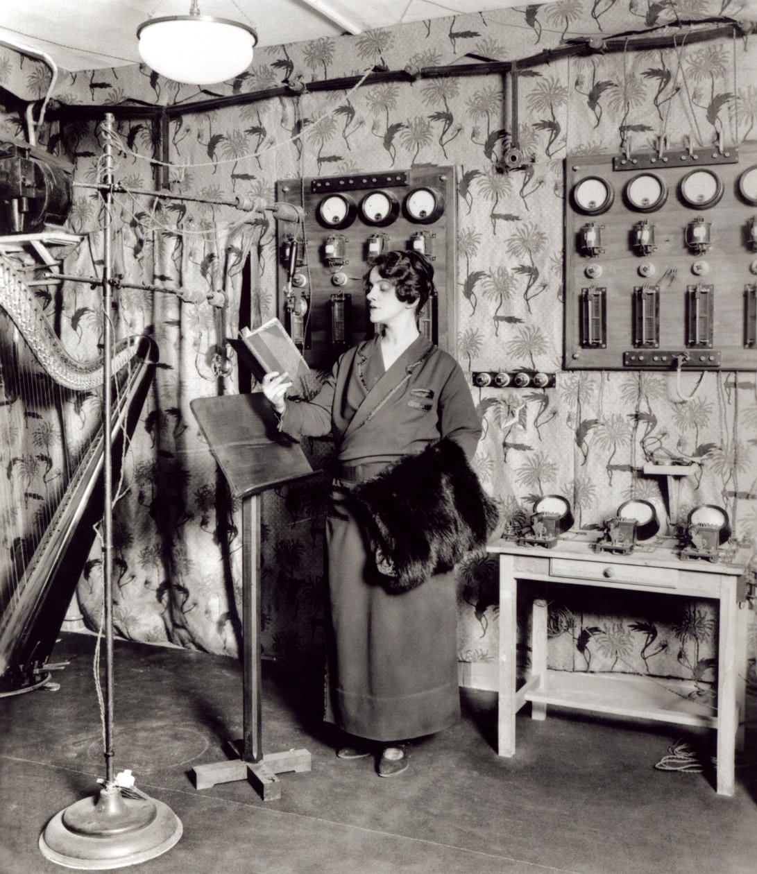 Bir radyo kayıt stüdyosunda Beatrix Dussane, 1936 dolayları by French Photographer