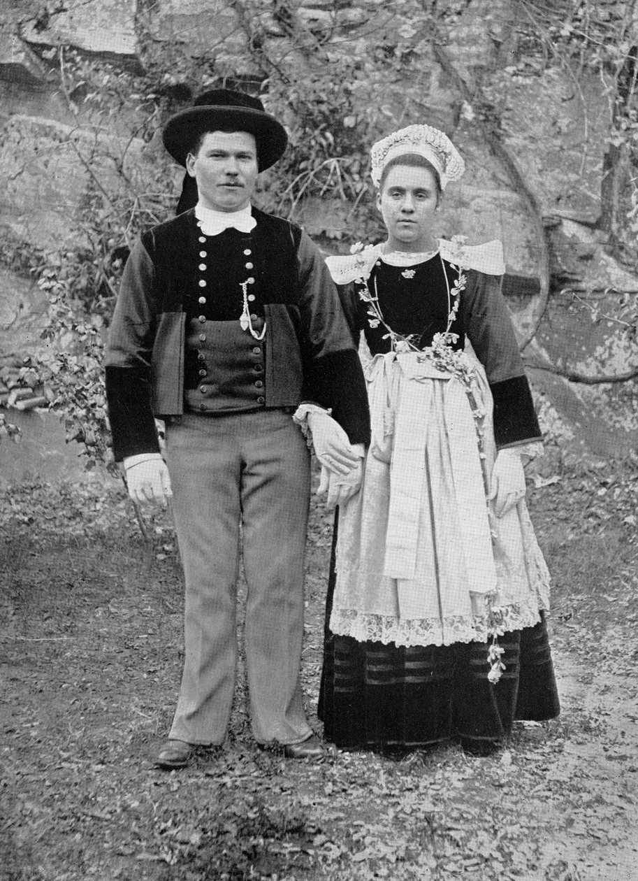 19. yüzyılın sonlarında geleneksel gala kostümlü Breton çifti by French Photographer