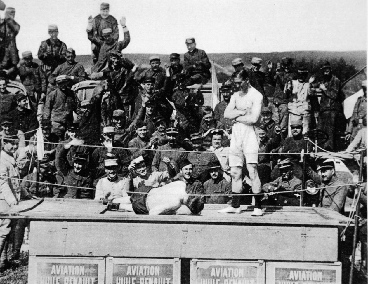 Carpentier önde nakavt yapıyor: Ünlü boksör The Illustrated War News