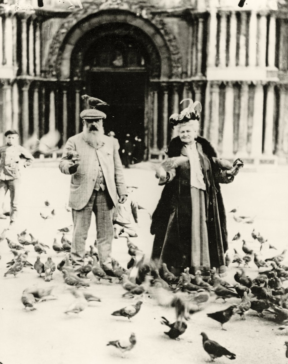 Claude Monet (1840-1926) ve eşi Alice (1844-1911) San Marco Meydanı, Venedik, Ekim 1908 by French Photographer