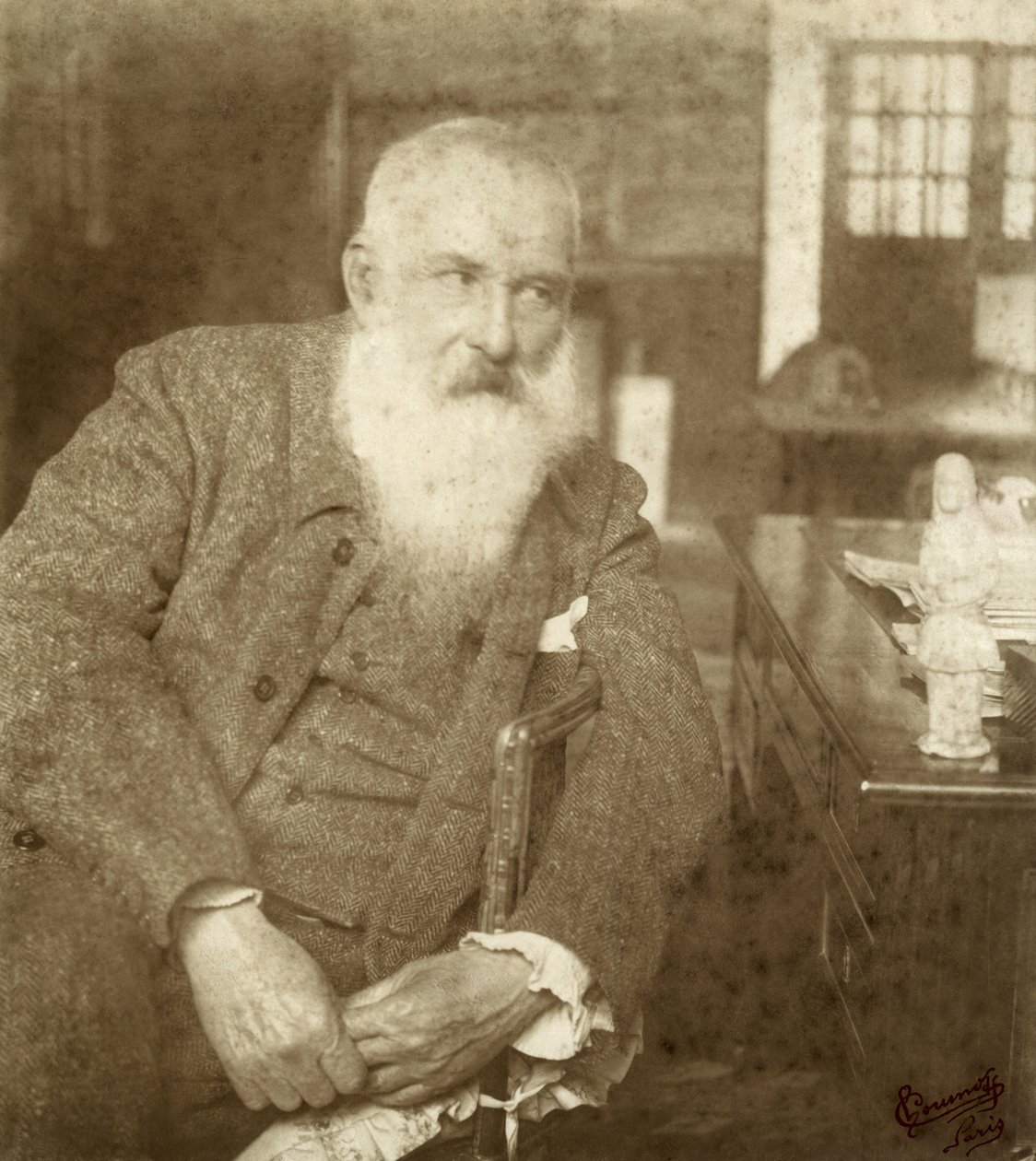 Tanagra heykelciği ile Claude Monet (1841-1926), 20. yüzyılın başlarında (jelatin gümüş baskı) by French Photographer