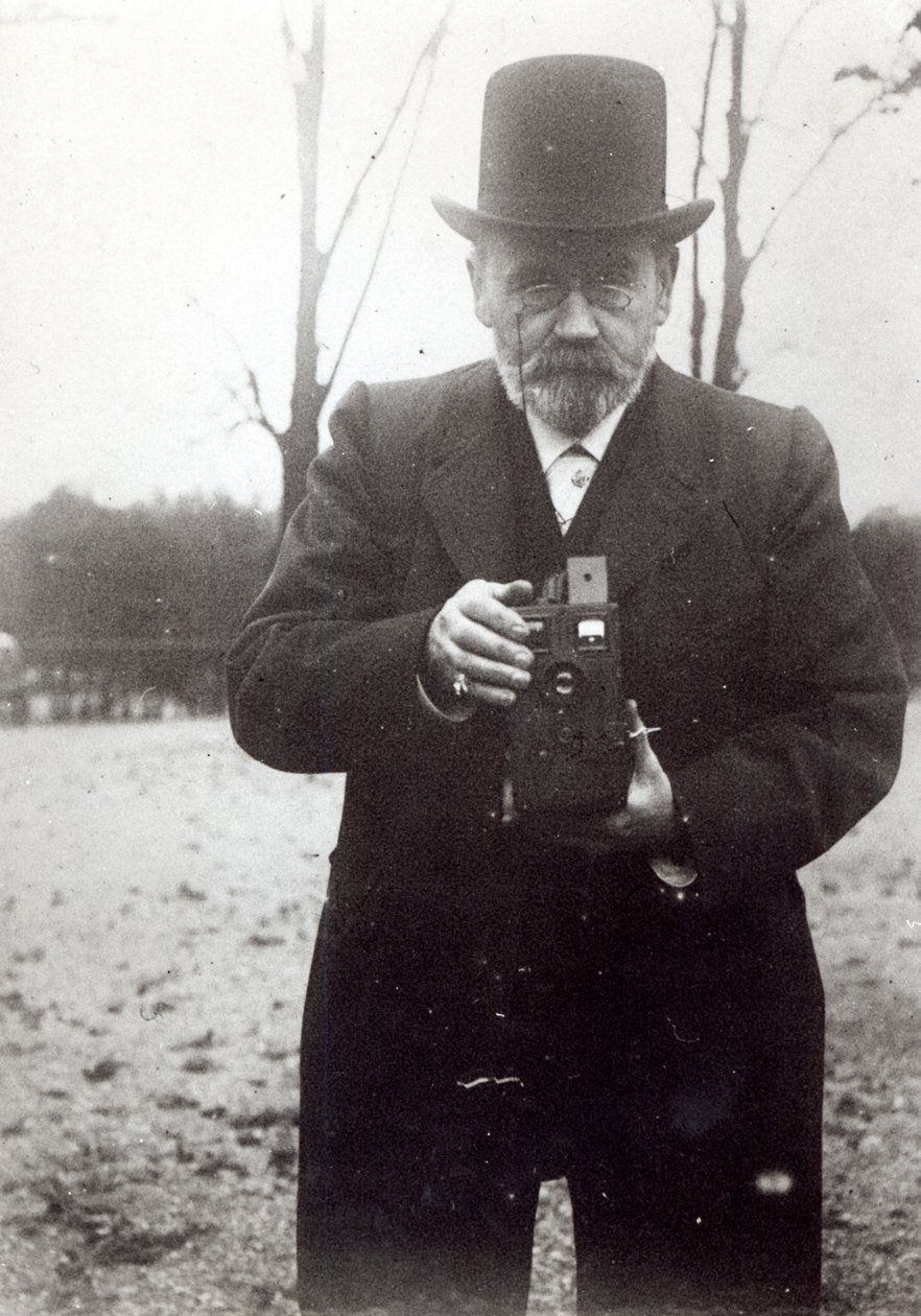 Emile Zola fotoğraf çekiyor by French Photographer