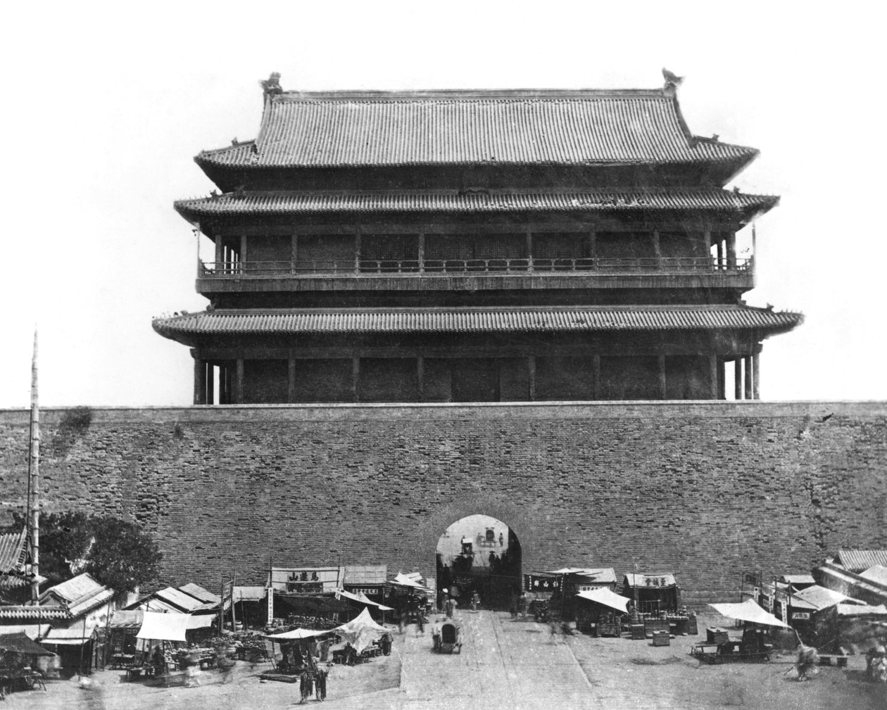 İç duvarın girişi, Pekin, Çin, c.1900 by French Photographer