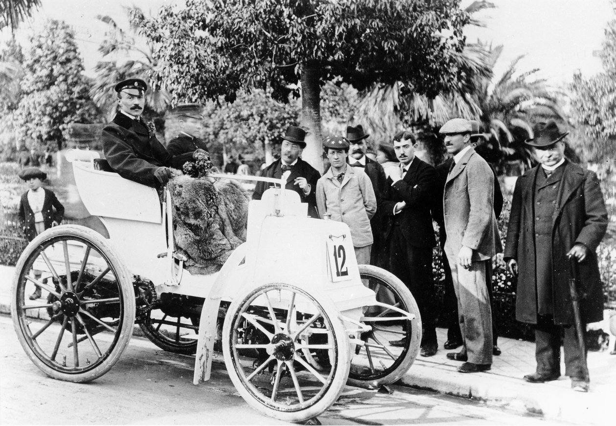 F. Charron, Marsilya-Nice yarışının galibi, Michelin lastikleriyle Panhard-Levassor arabasında, 1898 by French Photographer