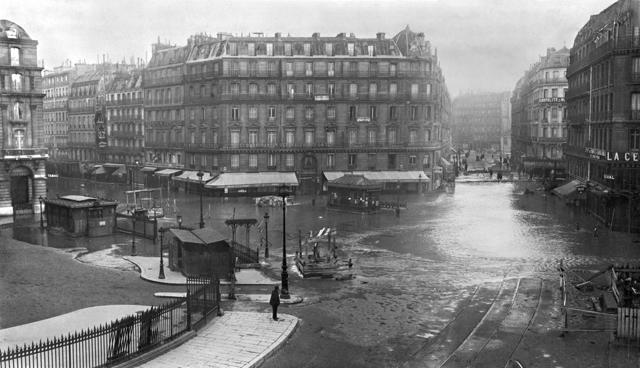 Saint-Lazare istasyonunun önündeki sel, Place de Rome, Paris, Ocak 1910 by French Photographer