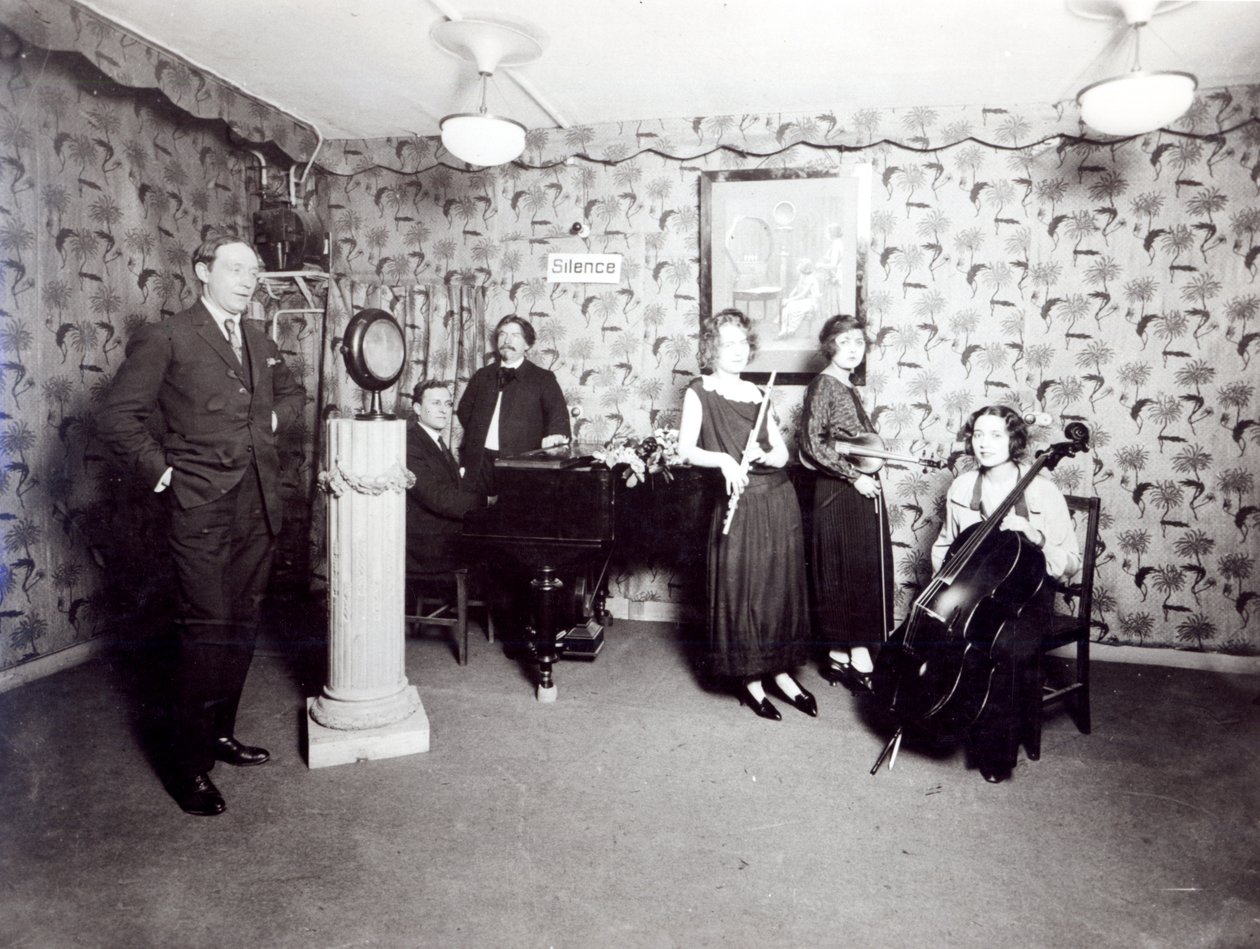 Fransız Radyo Kayıt Stüdyosu, c. 1920-30 by French Photographer