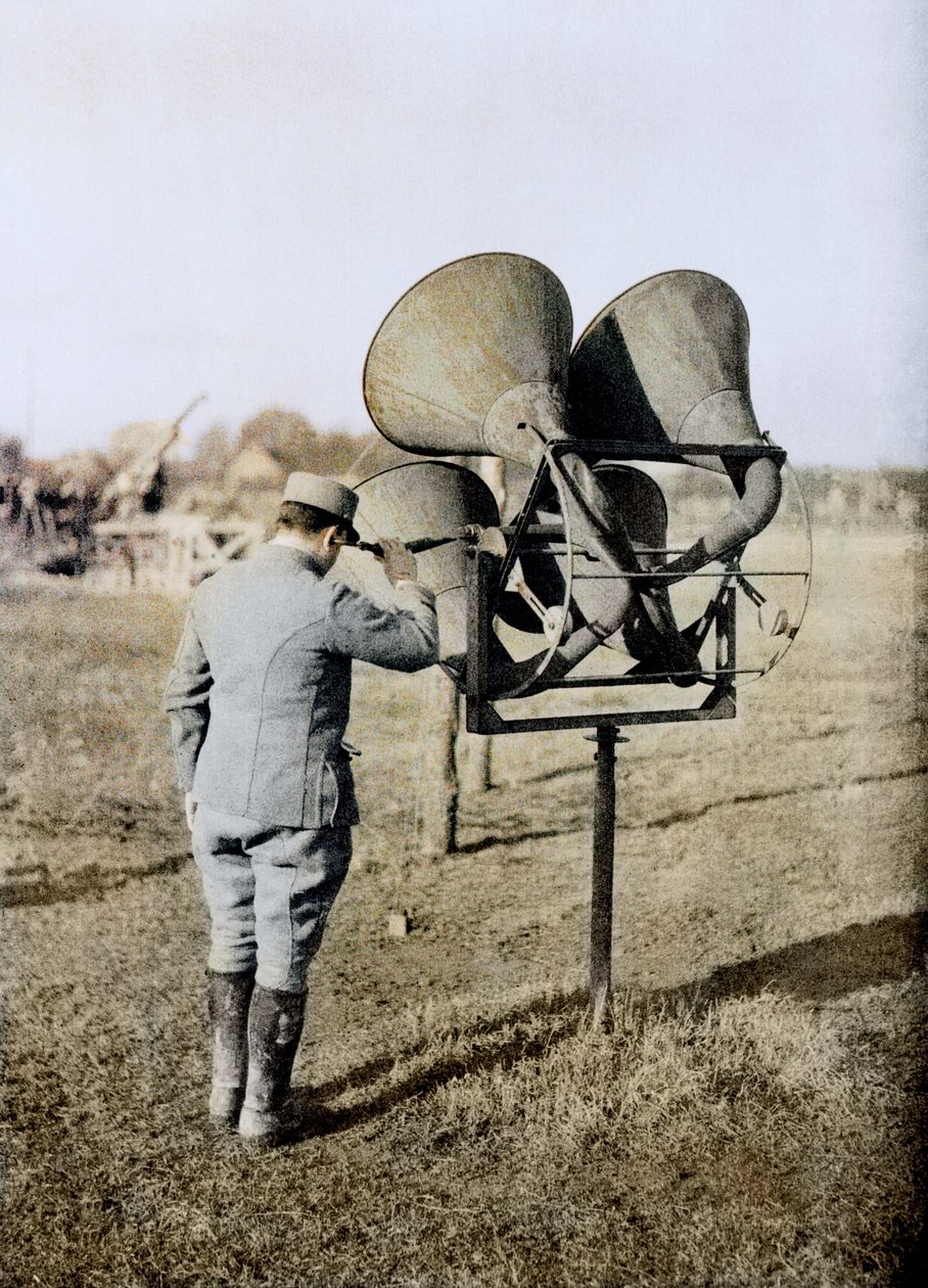 Uçaksavar topçusu hazırlığında, akustik dinleme cihazına sahip, uçakları takip edebilen Fransız askeri, Fransa, c.1916-18 (otokrom) by French Photographer