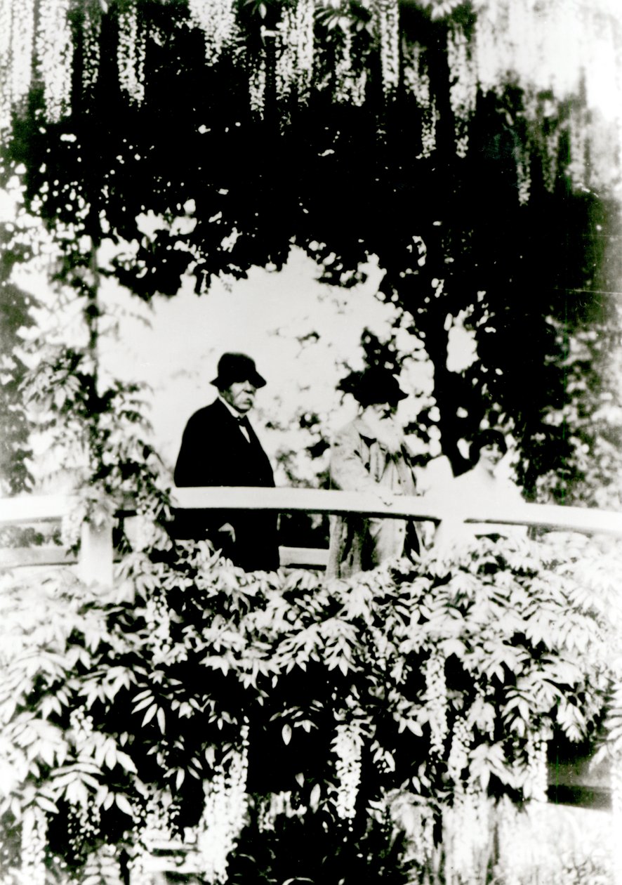 Georges Clemenceau (1841-1929) Claude Monet (1841-1926) ve Alice Butler (1894-1949), Monets bahçesindeki Japon Köprüsü üzerinde, Giverny, 1921 by French Photographer